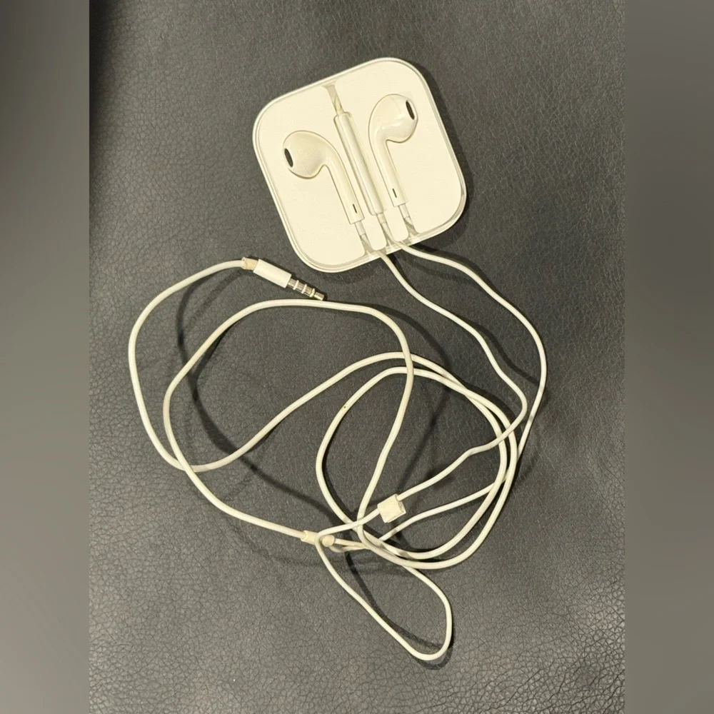 White Apple Wired Earbuds